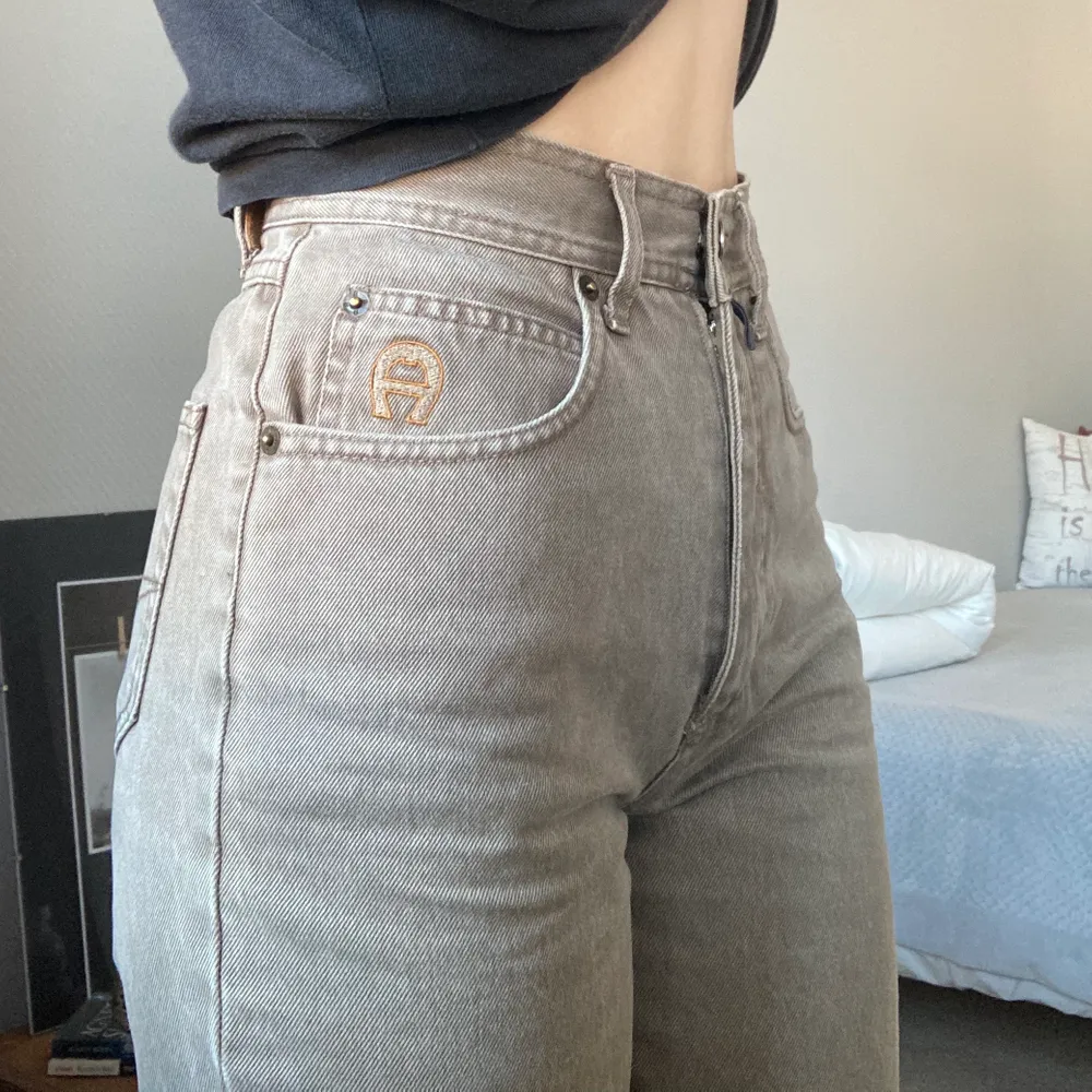 Vintage Etienne Aigner jeans köpta här på Plick 🤎      Jag är 166 och de har en perfekt längd och straight fit på mig! Det står strl 34, så skulle säga att de sitter som w24 / L30. Budgivning sker vid flera intresserade, köparen står för frakten ☺️✨                    Bud: 290kr+frakt. Jeans & Byxor.