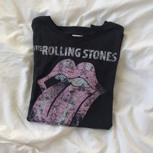 Superfin t-shitr men ”the Rolling Stones”-tryck. Jättebra skick, säljer för 60kr + frakt 🥰🥰