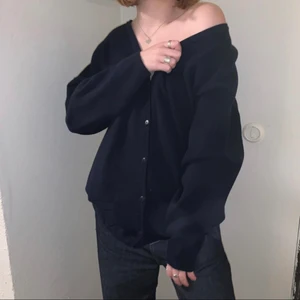 Mörkblå kofta💙 - Storleken är 38/40. Modellen är en storlek S så koftan sitter fint som oversized också❤️ Uppmötning, Gratis! Spårbarfrakt via postnord, 66kr