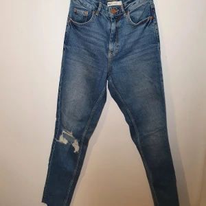 LEAH byxor med hål på ena knäet - Säljer dessa byxor som är köpta på gina tricot och är I storlek 38. Dessa är endast använda en gång och är därmed i nytt skick. Mitt pris: 120kr.