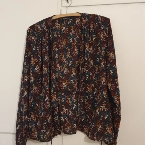 Blommig blus  - Gina Tricot, knytning i midjan.