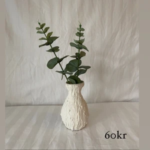 Liten kruka i spackel 🤍 - Hej allihopa!✨ Vi är ett uf-företag som köper in inredningsdetaljer second hand för att göra om dom till en ny, modern produkt 🤍  Vi bidrar till en bättre miljö samtidigt som vi ger dig den där extra känslan i hemmet ✨🤍 frakt tillkommer.