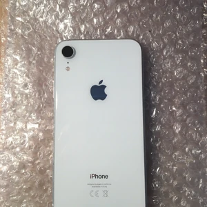Iphone XR Vit 64 GB säljes - Iphone XR Vit 64 GB i fint skick. Fullt fungerande dock kantstött på ett par ställen. Inga sprickor och med ett skal ser den helt ny ut. Maximala batterikapaciteten är 91% så väldigt bra batteri. Utloggad från Icloud och olåst. Har även en IPhone 6s Plus 32 GB till salu.