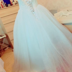 Oanvänd Ny Brudklänning  - Helt ny oanvänd brudklänning. Man kan justera storleken genom ryggbandet, vilket passar från XS till L. Köpt i Tyskland för 9000. Säljer den för 5000. priset kan diskuteras vid snabb affär 