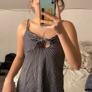 Ginatricot st S - Säljer denna fina kläning ifrån ginatricot🤩 Verkligen perfekt klänning till sommaren🌸 Bra skick andvänd en gång🤍 Skriv för mer bilder och information. 