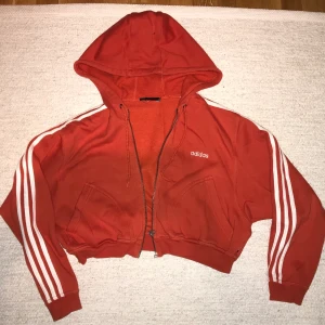 Adidas 90s hoodie - Världens coolaste orange 90’s hoodie från Adidas, säljer pga använder ej längre 🌸 väldigt unik tröja, baggy men slutar vid midjan ✨