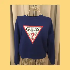 Sweatshirt från märket Guess! Jättefin blå färg 💙 Den är använd ett fåtal gånger men tvätten har gjort så det blivit lite noppor här o där, dock inget som stör. Storlek S/36. 140kr+ frakt 🚚 🤍