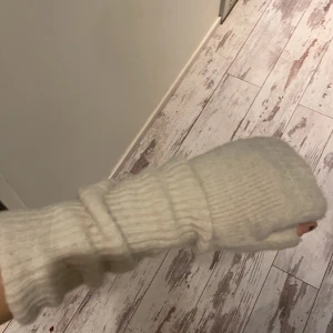 Vantar  - Trendiga vita vantar, säljer pga att jag har två par🤌🏽