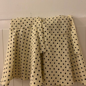 Zara kjol - Säljer en jätte fin och söt kjol från zara barn. Den ser lite vit ut på bilden men den är gul. Säljer för jag har en liknade. Den har band som man kan knyta. Jag är ca 162 och den sitter bra på mig!💞