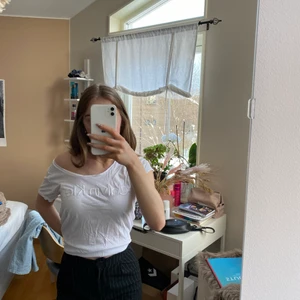 Calvin klein t-shirt - Jag säljer denna calvin klein t-shirt då den inte längre kommer till användning, den är i bra skick fortfarande.