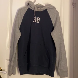 Stor hoodie  - Köpt på herravdelningen för kanske 5 år sen storlek S men skulle säga mer M den är väldigt lång!