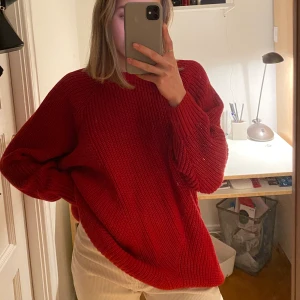 Röd stickad tröja - Supermysig röd stickad tröja som är lite oversized❣️❤️ Tröjan är från Monki och har använts 2 gånger!!  