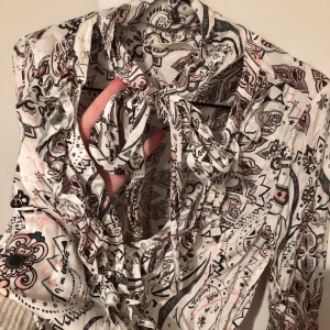 Odd Molly blus  - Superfin att ha instoppad i kostymbyxor eller löst över ett par jeans, har en djup v-ringning