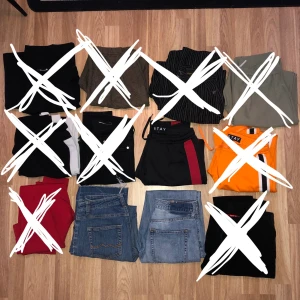 Massor av byxor!! - Säljer massor av kostymbyxor, jeans, Manchester jeans, street byxor mm!! 40 st på alla!! 🍒🍒🍒 det finns mer specifik info om alla byxor på min sida så kika mina annonser!! Fråga gärna om du inte hittar infon du behöver! 🤩🥰 storlekar 34-36 och nån 38. Bl.a. är Nr 3 är andra bilden och Nr 10 tredje bilden. en frakt på 44 eller 66kr tillkommer beroende på tyngd. Vi köp av flera blir det billigare.