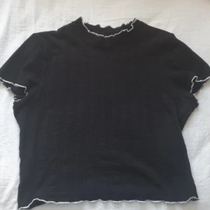 Baby tee - Svart söt baby tee liknande tröja ♡ står S med passar mer en M/L ♡ frakt betalas av köparen ♡