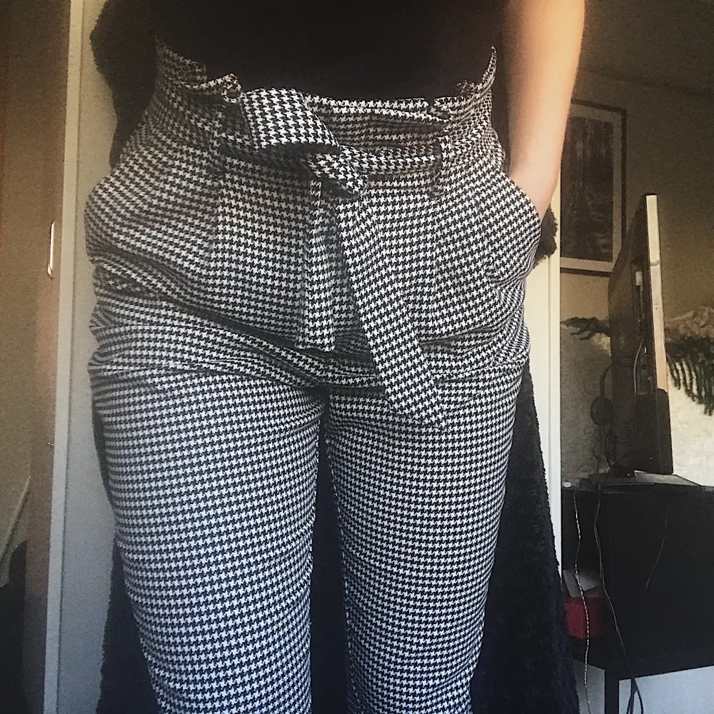 Rutig kostymbyxa från H&M i storlek M. Bra skick, väldigt sparsamt använda då jag tycker att dom är lite för korta på mig (är 174cm). Väldigt höga i midjan och supersköna att ha på sig!. Jeans & Byxor.