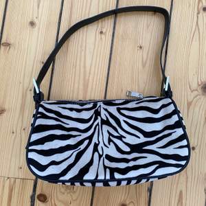 Säljer denna snygga zebra-mönstrade väskan! Tyvärr kommer den inte till användning. Använd endast en gång så väskan är i nyskick 🦓 