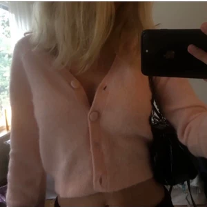 Kofta &otherstories!  - Super gullig kofta ifrån &otherstories💗 Köpt för 800kr, har knappt kommit t användning!