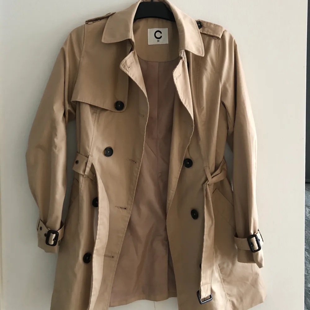 Trenchcoat i bra skick från Cubus strl 34, passar XS-S. Endast andvänd fåtal gånger. Betalning sker via swish och köparen står för frakten 🌻💫. Jackor.