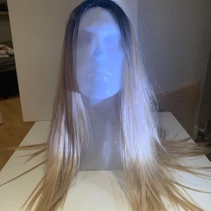 Blond svart peruk  - En jättefin peruk som är enkel att sätta på. Du står för frakt MEN du får med påse för att lägga in ditt egna hår på köpet om du vill ha mer info får du skriva till mig.