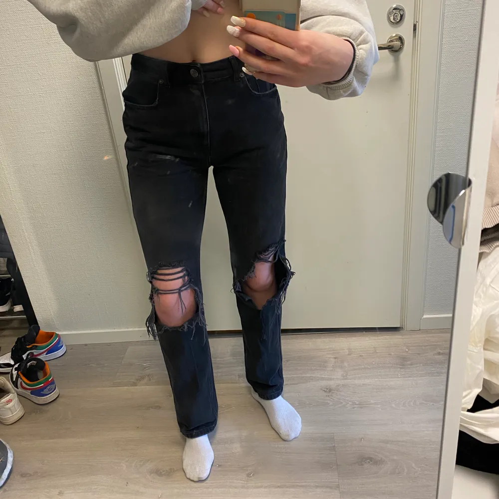 Säljer dessa slitna straight jeans från nakd då det inte är min stil längre och de ej kommer till användning. Har använt dem sparsamt, dock har ena hålet på knät blivit lite större men det är inget som syns. . Jeans & Byxor.