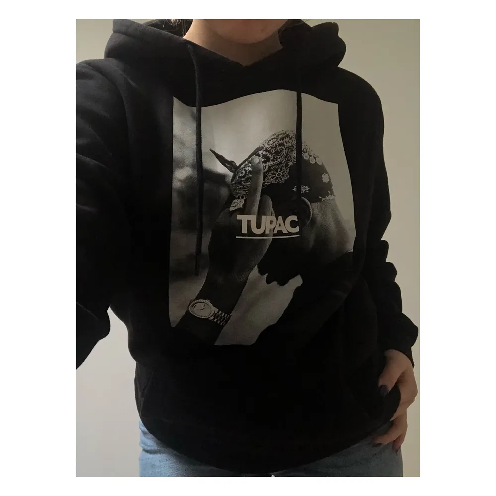 Cool 2Pac hoodie från junkyard ny pris 700kr✨ Är inte 100% säker om jag vill sälja men får se hur mycket jag kan få för den så skriv vid intresse:D Ska kolla upp frakten ikväll. PRIS KAN DISKUTERAS!. Hoodies.