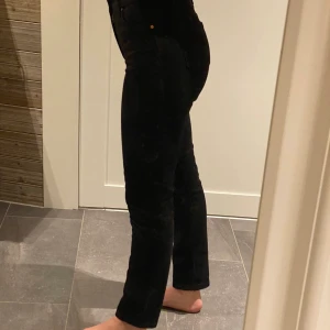 Svarta jeans - Helt oanvända, jättefina, svarta jeans! Är lite osäker på vad det är för storlek, men jag är vanligtvis en xs/s & på mig sitter dom perfekt :) Nypris 500kr 💗