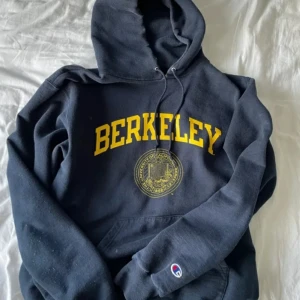 Champion hoodie - Jag säljer denna hoodien från Champion, anledning är för att jag aldrig använder den. Den är i bra skick o har använts sparsamt. Budgivning från 300kr om många är intresserade 