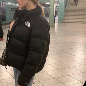 Trendig north face 1996 retro nuptse :) - Kör budgivning till högsta bud för min fav jacka :( gör ont att sälja den men det blev för små..det i jättebra skick och passar oversized för alla som e under 1.85! Budgivning stänger när jag får ett rimligt pris eller gärna skriv till mig privat för direktköp! Endast seriösa köpare! Bud börjar från 1000kr! Bud ligger på: 1550kr 😇 (första bilden e lånad) direktköp 2000kr