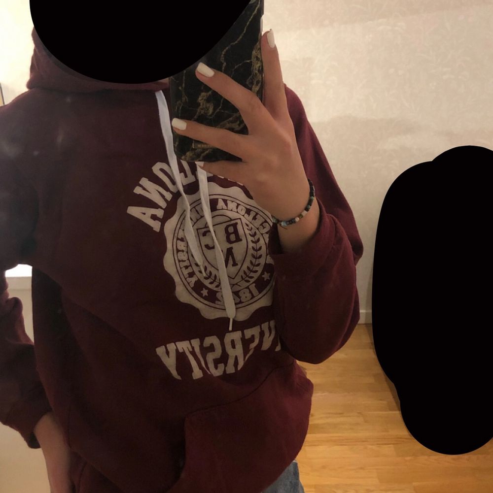 En fin, vintage, vinröd hoodie som det står Barcelona University på. Använd några gånger men är lite liten nu och jag använder den inte så ofta. Väldigt fint, tjockt material. Finns ett litet hål på vänstra armen längst ner men det kan man fixa. . Huvtröjor & Träningströjor.