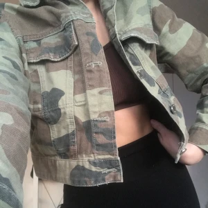 Jeans jacka - Militär jeans jacka från Gina Tricot i storlek S