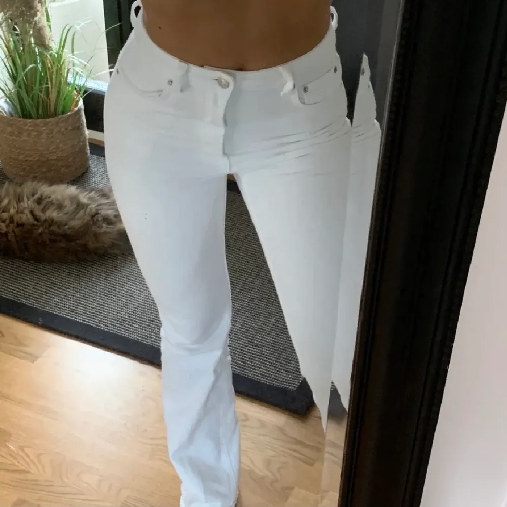 Vita bootcut jeans, högmidjade och framhäver rumpan superbra!!! Jag är ca 1,60 och de sitter lite längre i benen på mig. Jeans & Byxor.