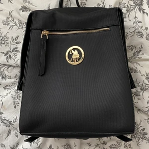 Polo ryggsäck i svart - En helt oanvänd svart ryggsäck med gulddetsljer från Polo. Jätte lätt och mycket utrymme för massor. Rekommenderar starkt!!!