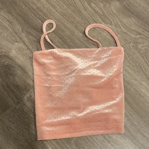 Topp från bikbok  - En fin ljusrosa topp med diamanter, säljes för att den var för stor.