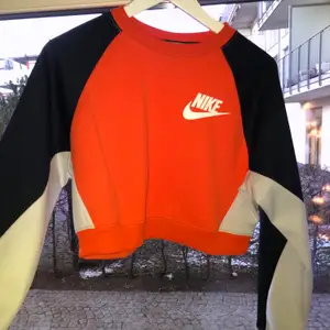 Super fin knappt använd Nike croppad sweater. Inte så tjock i materialet så har använt på sommar kväll. Passar Xs-S🧚🏻‍♀️💜
