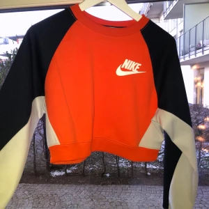 Nike cropped  - Super fin knappt använd Nike croppad sweater. Inte så tjock i materialet så har använt på sommar kväll. Passar Xs-S🧚🏻‍♀️💜