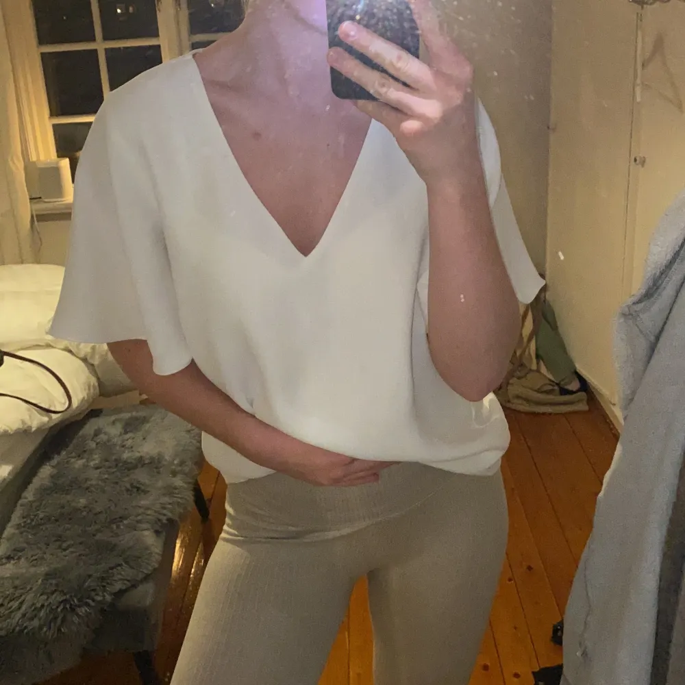 Vit blus från H&M. Bra kvalitet & inga fläckar. Inte genomskinlig. Säljer för 60kr köpt för 300kr du står för frakt! :). Toppar.