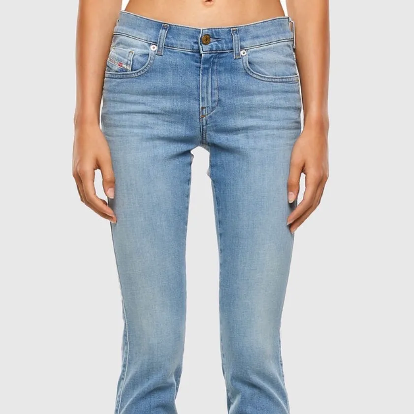 Säljer trendiga lågmidjade jeans ifrån diesel i strl W26 L30 🤍 jeansen är ljusblåa och i stretch som gör dom väldigt bekväma dessutom. Köparen står för frakt. Jeans & Byxor.