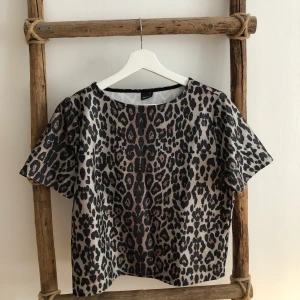 Mönstrad topp - Plagget är sparsamt använt 🙂