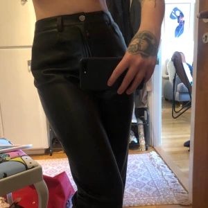 Nelly byxor i fakeskinn - Säljer dessa fakeskinn-byxor från Nelly pga alldeles för långa. Byxorna är aldrig använda! Jag är 1.63 fyi. Frakt tillkommer på 66 kr! 💚