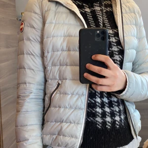 Colmar jacka - Superfin vårjacka! Sminkfläckar längst upp vid dragkedjan, har inte tvättat den men det går säkert bort efter en tvätt!
