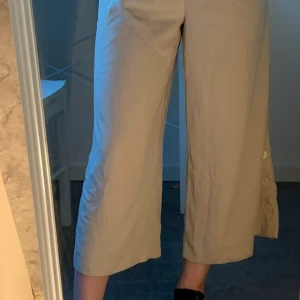 Luftiga byxor - Köpte dessa för ungefär 1 år sedan, har använt dessa ungefär 2 gånger. Väldigt luftiga och sköna men jag säljer dessa för att de är för korta för mig (jag är 162cm), betala via swish!