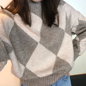 rutig stickad tröja - jättefin stickad tröja från H&M. Storlek S och är absolut inte stickig! Säljer för 100kr + frakt