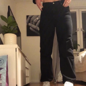 Svarta yoko jeans fr Monki🌟 - Fina svarta jeans från monki i passformen yoko⚡️ sparsamt använda💞