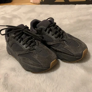 Yeezy 700 utility black strl 38,5 - Köptes på Footlocker har tyvärr ingen kartong, äkta, strl 38,5. Väldigt sköna, använda 5 ggr, pris kan diskuteras vid snabb affär ☺️