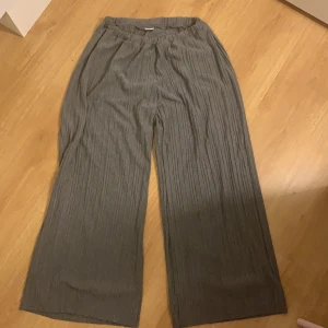 Vida byxor mjuka byxor - Vida ribbade grå mjuka byxor. Jätte sköna men för korta för mig:( köparen står flr frakt