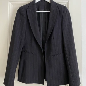 Kavaj  - Mörkblå med kritstreck, storlek 10 = S. Inga defekter.