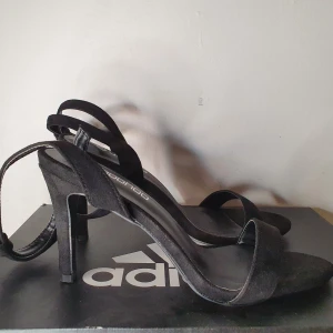 Helt nya svarta klackar  - Säljer dessa extremt snygga svarta klackskorna från boohoo i storlek 39. De är aldrig använda och är i nyttskick. Mitt pris: 150kr.