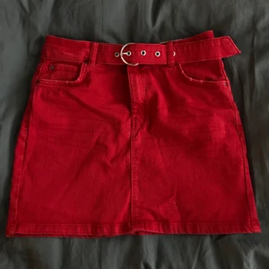 röd kjol från bershka - oanvänd kjol i stretchiga jeanstyg från bershka med prislappkvar. frakt 48kr-66kr tillkommer