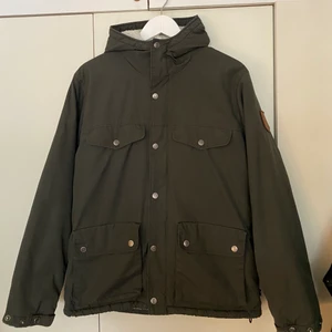 Fjällräven Winter jacket str S  - Jackan är i fint skick och är sparsamt använd. Rätt stor i storleken, mitt emellan en klassisk small och medium.   Ny: 3499kr Mitt pris: 1300kr